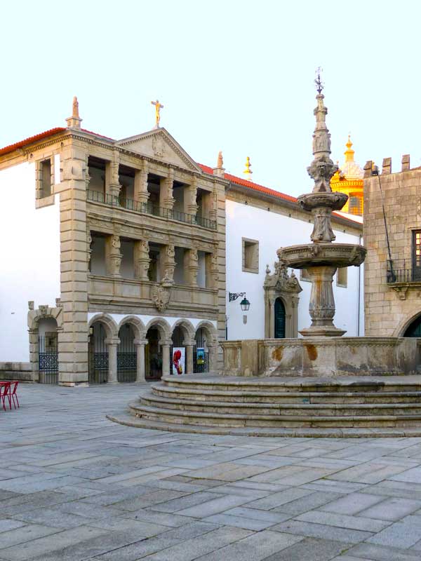 Viana-do-Castelo-Misericodria-et-fontaine-sur-Praca-da-Republica