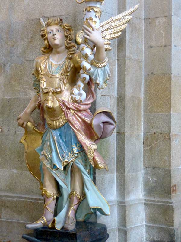 Valenca-do-Minho. : ange près du choeur dans
                  l'église San Estevan