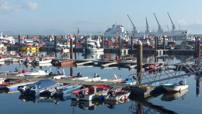 A-Pobra :
                  barques dans le port