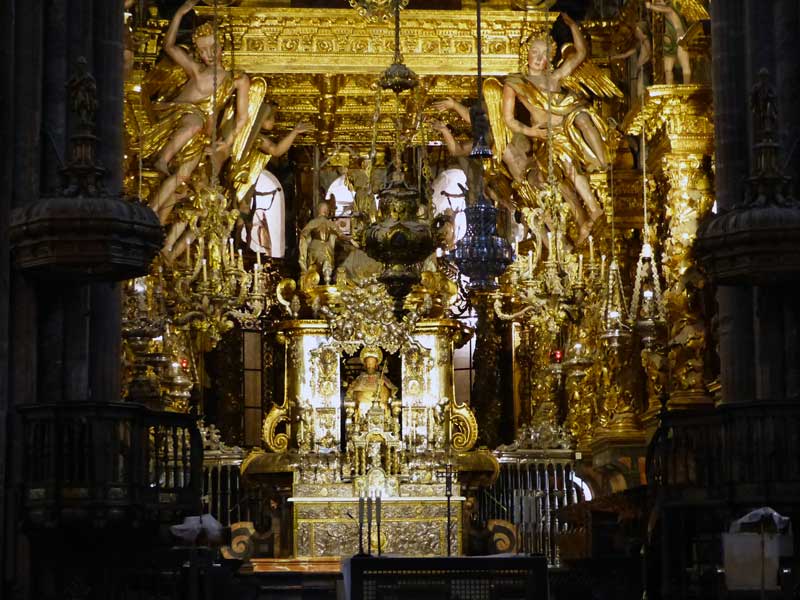 cathedrale de Santiago : le maitre-autel au fond
                  de la Chapelle-Majeure