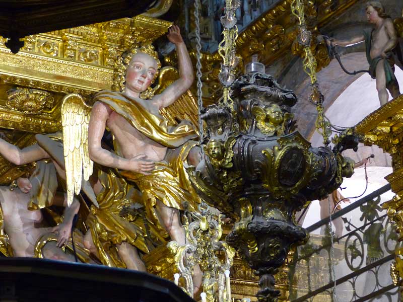 ange-devant-l'autel-de-la-Chapelle-Majeure