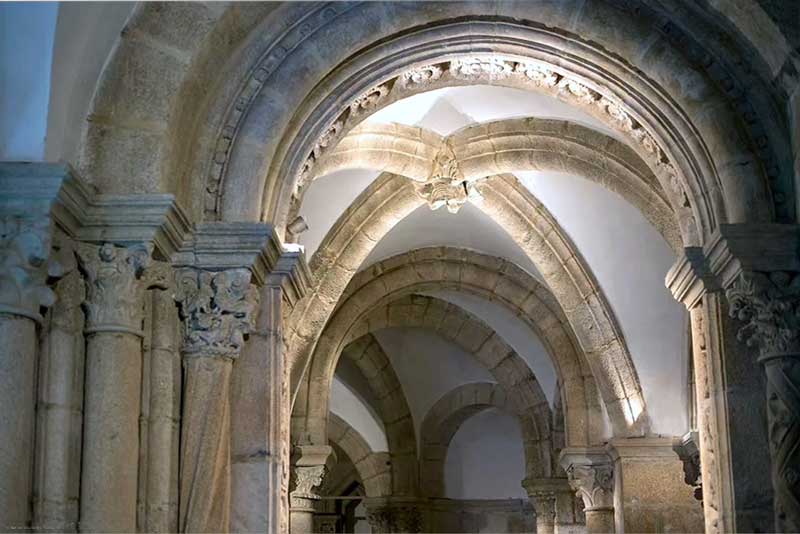 cathedrale-chapiteaux-et-voutes-romanes