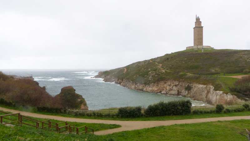 A-Coruna-le-promentaire-et-la-Torre-de-Hercules.