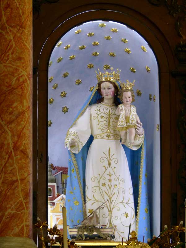 Égise de la Madonna de Constantinopoli : la
                  statue miraculeuse sur l'autel
