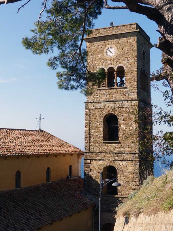 Castellabate-Basilica-Pontificia-minore-Sta-Maria-de-Giulia-et-son-Campanile-roman-XIIe