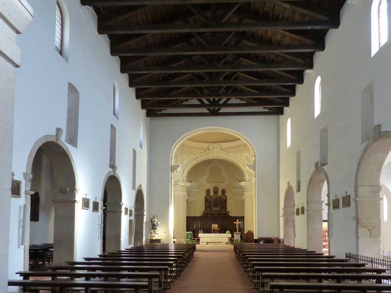 Castellabate : nef de la Basilica Sta Maria de
                  Giulia
