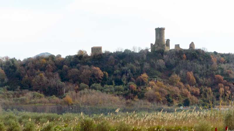 Arrivée à Velia : la citadelle médiévale sur le
                  cap