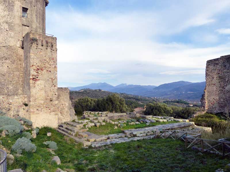 Velia : base de la tour médievale empiétant sur
                  le sanctuaire phocéen