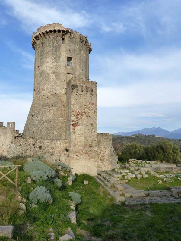 Velia-tour-du-chateau-medieval
