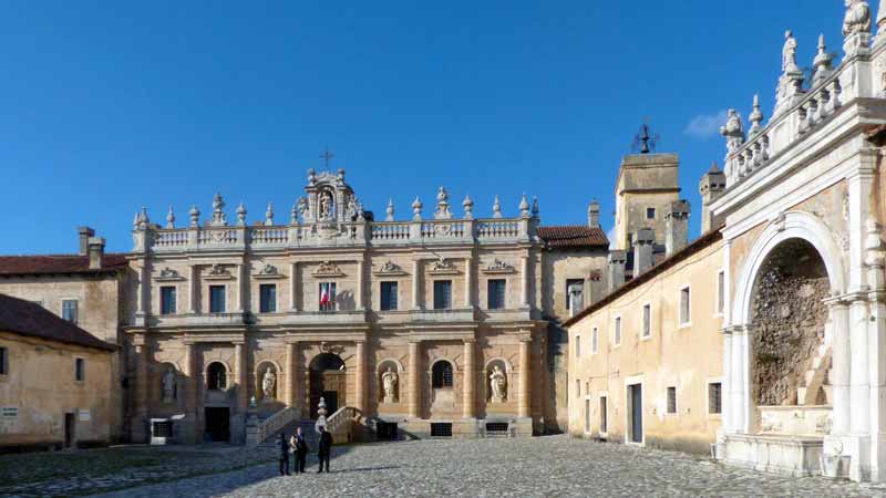 Certosa di Padula : la Grande Cour et la facade
                  du monastère
