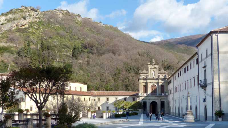 Esplanade du Sanctuaire de-San Francesco de
                  Paola