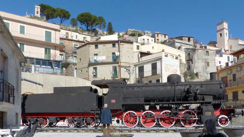 Bova-la-loco-F740-sur-la-Piazza-Ferrovieri-d'Italia