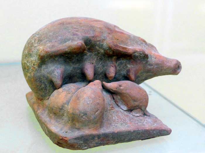 Balsamari-en-forme-de-truie-allaitant-ses-petits,-greco-orientale-560-530-av-JC.
