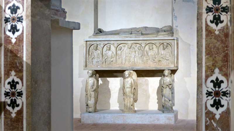 tombeau-de-Nicola-Ruffo-de-Calabria-dans-le-presbyterium