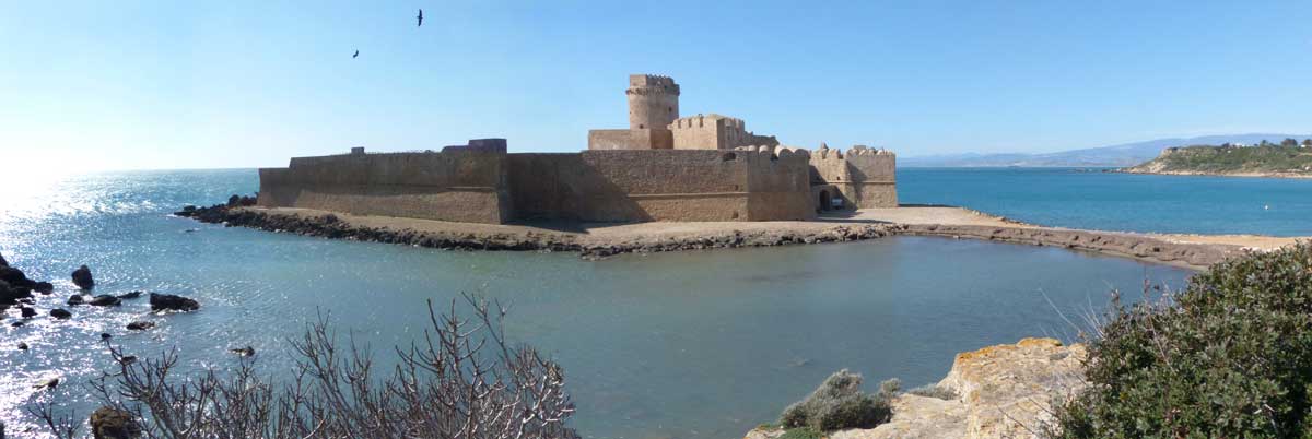 Le-Castella : castello aragonese vue de l'Est