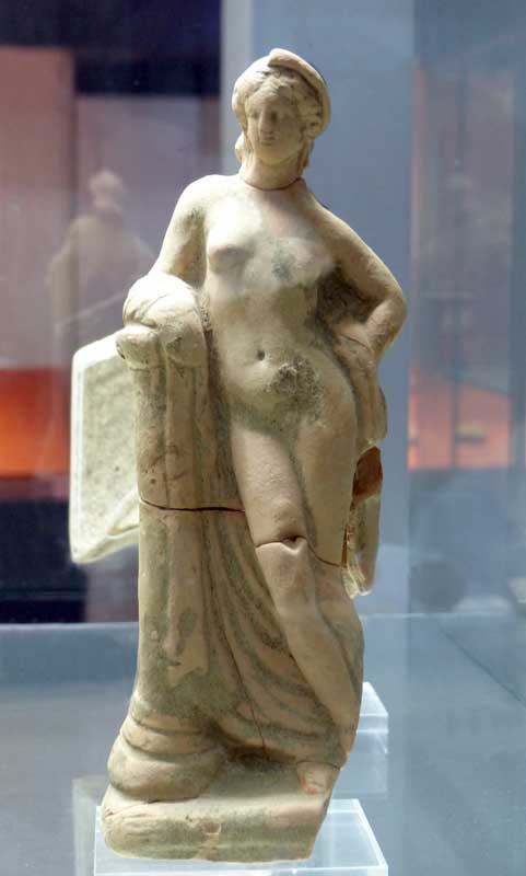 Statuette-en-terre-cuite-d'une-femme-nue-appuyee-sur-une-piastrino-