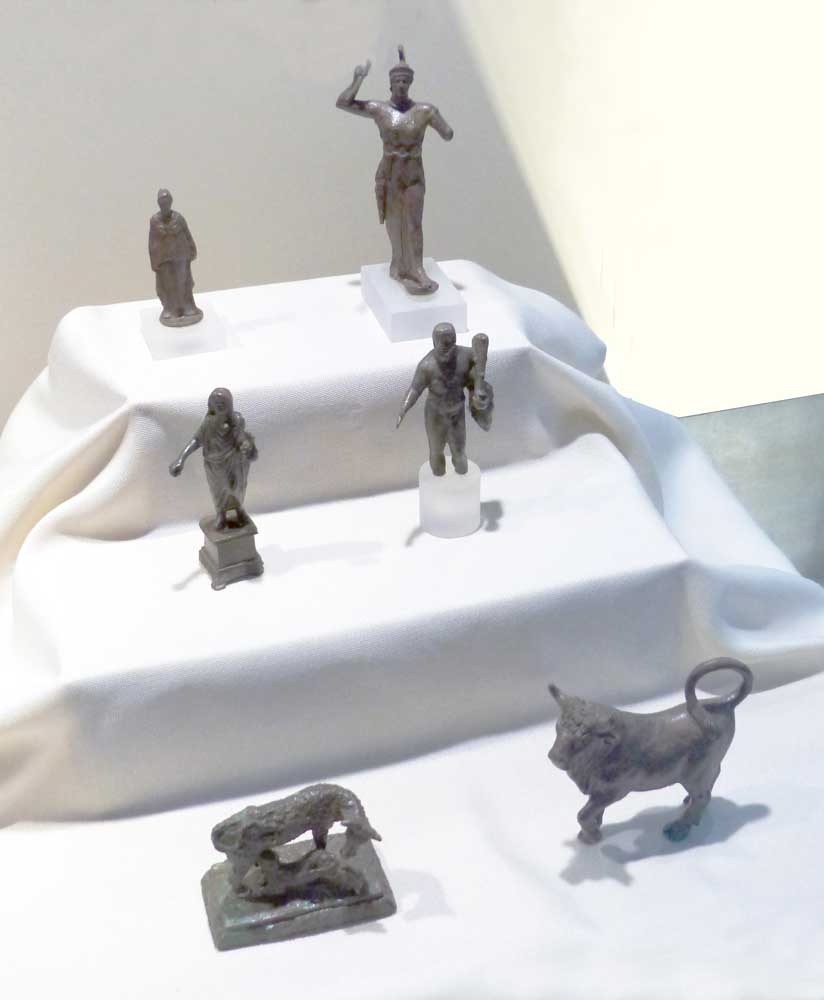 six-statuettes-en-bronze-sur-un-autel-laraire