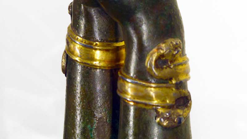 Casse-noisette en bronze et or (fin IVe. s. av.
                    J-C)