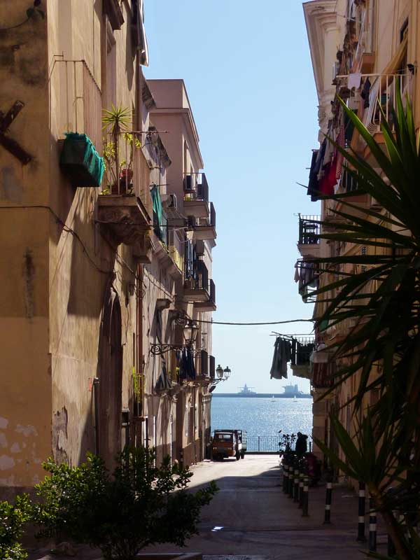 Taranto : dans es rues étroites de la
                      Vieille-Ville