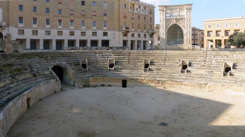 Lecce, Piazza San Oronzo : amphithéatre romain
                  (Ier - IIe ap. J-C)