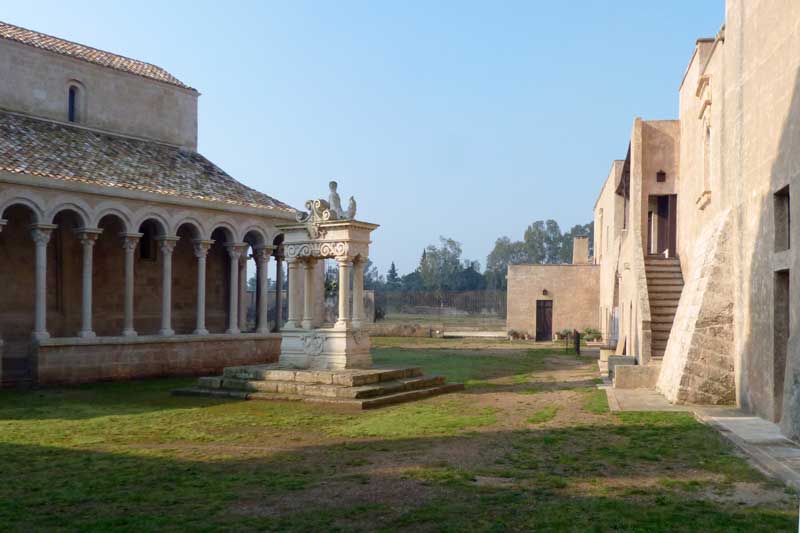 Santa Maria di Cerrate la cour cloitre et puits
                  depuis le nord-est