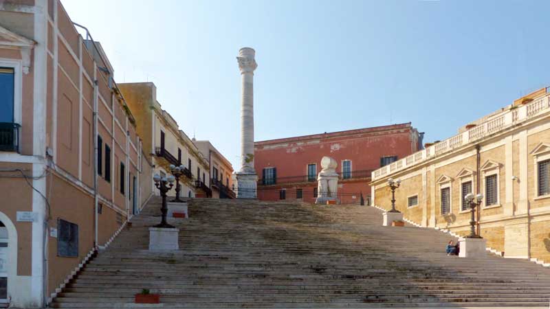 Brindisi : la colonne romaine en haut de son
                  escalier