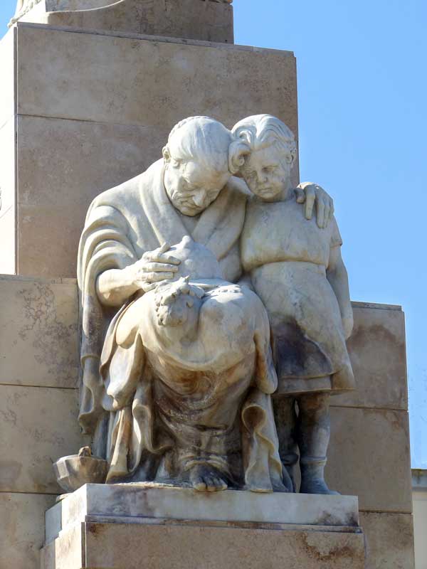 Brindisi Monument aux Morts grand-mère et petite
                  orpheline