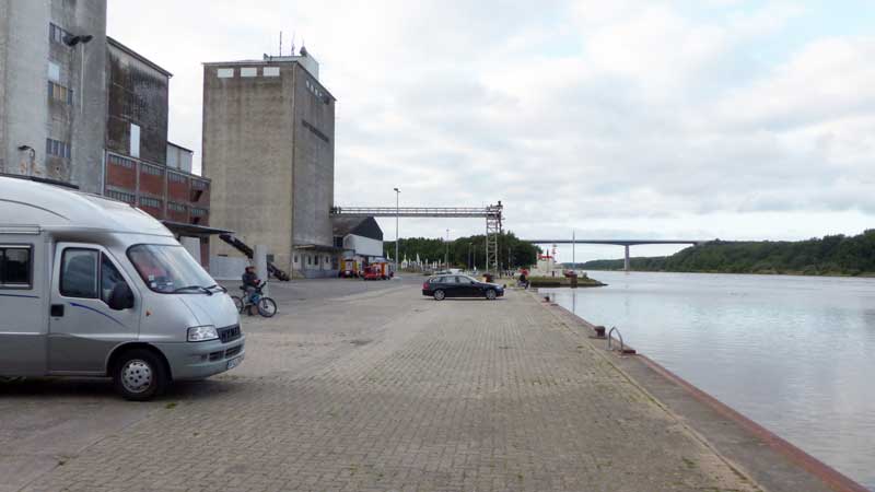 Schafsted : bivouac sur le quai du canal de
                  l'Elbe à Kiel