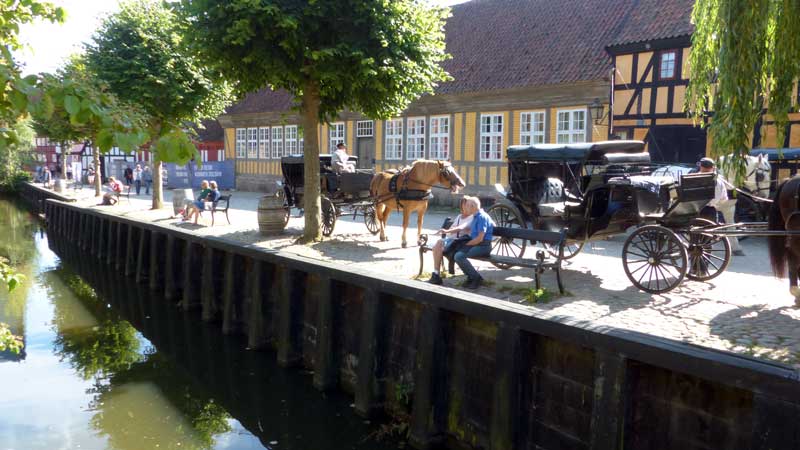 Den Gamle By : le quai et les voitures à cheval
