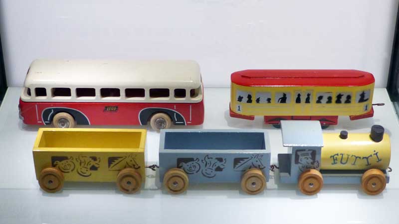Les derniers jouets en bois : trains FUTTI et bus LEGO
            1957-1958