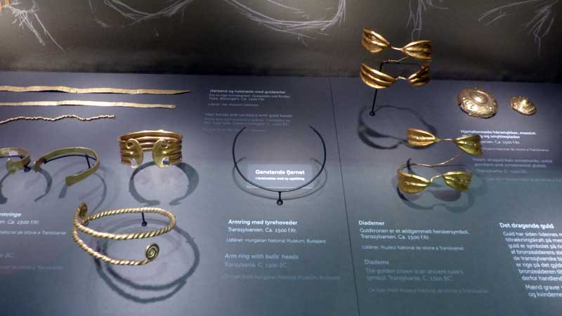 bijoux en or (bracelets et diademe) venanat de
                  Transylvanie