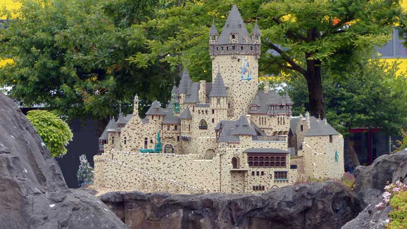 Miniland : château de Reichsburg à Cochem, sur la
            Moselle