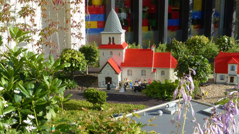 Legoland mariage devant l'église du village