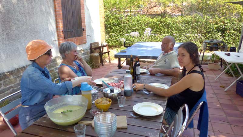 Les Moutiers-en-Retz Monique à table sur la
                  terrasse avec Françoise, Dominique Barbe et Marie
                  Bonnet