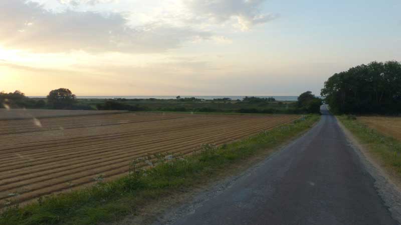 Ver-sur-Mer, arrivée sur la plage rue Herbage
                  des Près