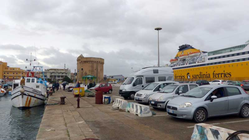 Porto Torres : pause sur le quai devant le ferry