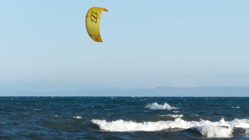 La Pelosa :
            kite-surfers