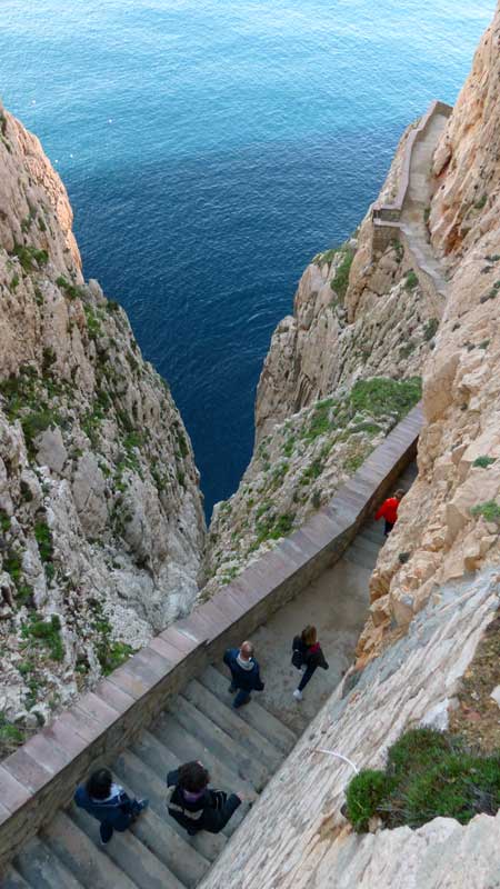 L'escalier descendant à la Grotta-di-Nettuno