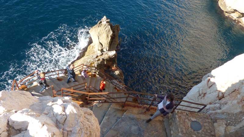 L'escalier descendant à la Grotta-di-Nettuno