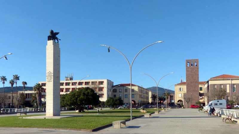 Fertilia : Plaza San-Marco devant la mer