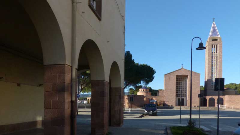 L'église dans le rond-point à l'entrée du
                      bourg