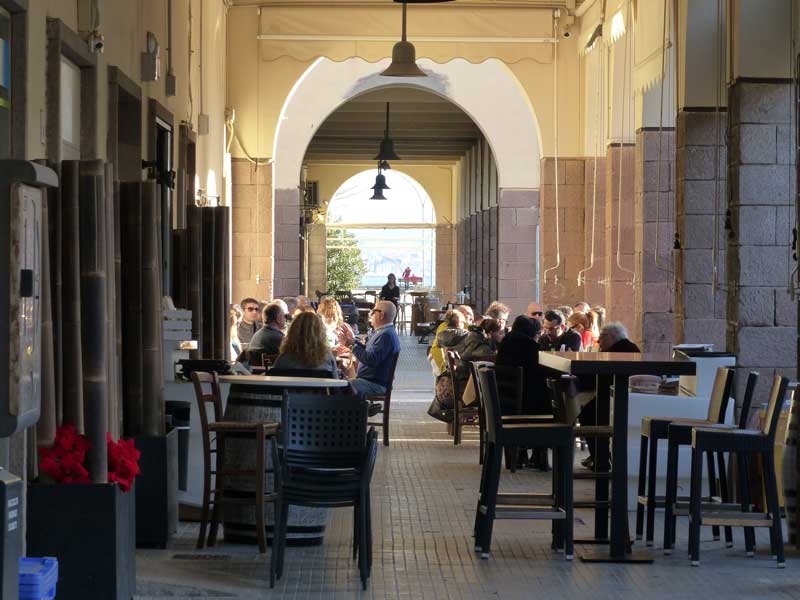 Café-terrasse sous les arcades de la Via Pola