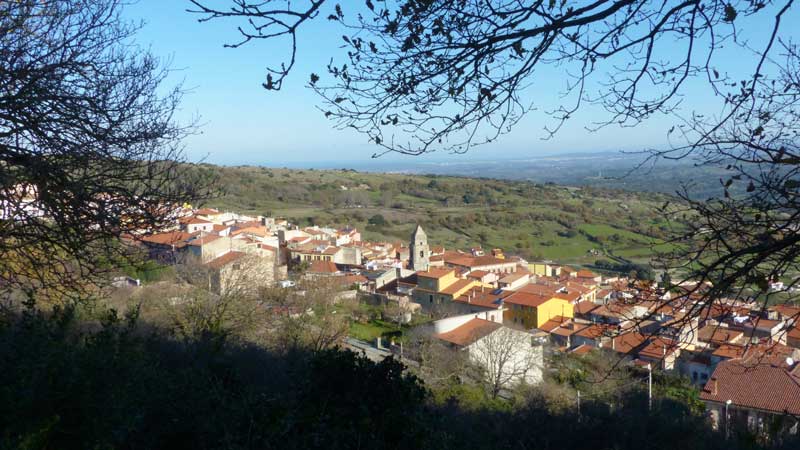 Villanova-Monteleone à flanc de colline