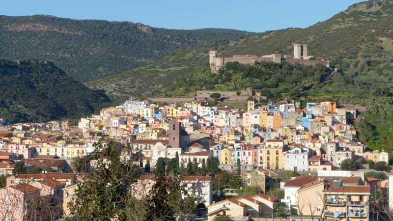 La ville basse et le chateau de
                                Bosa en quittant