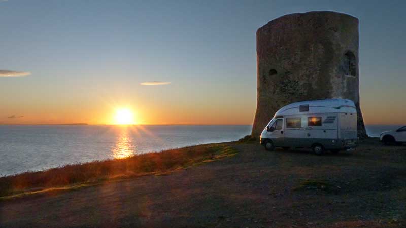 Santa-Caterina-di-Pittinuri : bivouac près de la
                  tour au soleil couchant