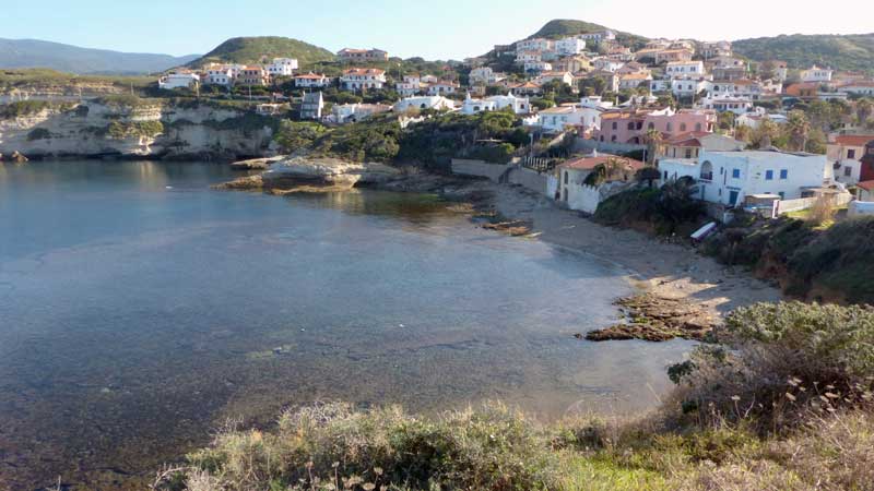 Le village de S'Archittu autour de sa petite
                  plage