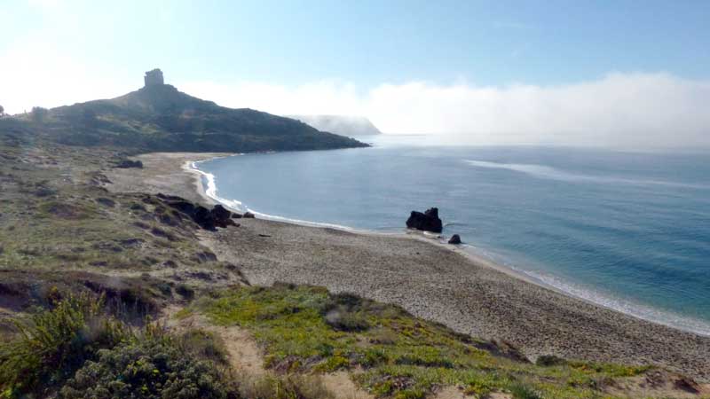 San Giovanni di Sinis : la plage et la tour San
                    Giovanni depuis la dune