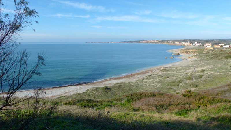 Plage de Mega et dune de San-Giovanni di Sinis
                    depuis le site de Tharros