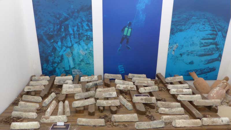 Musée archéologique de Cabras : lingots de plomb
                  dans l'épave