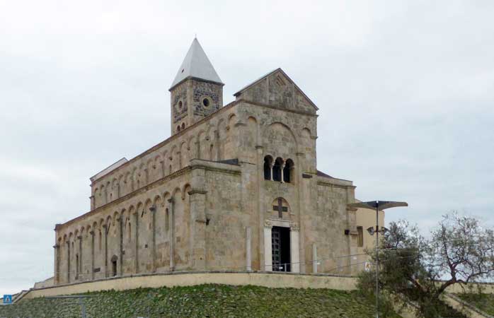 Santa-Giusta : la cathédrale sur son éminence